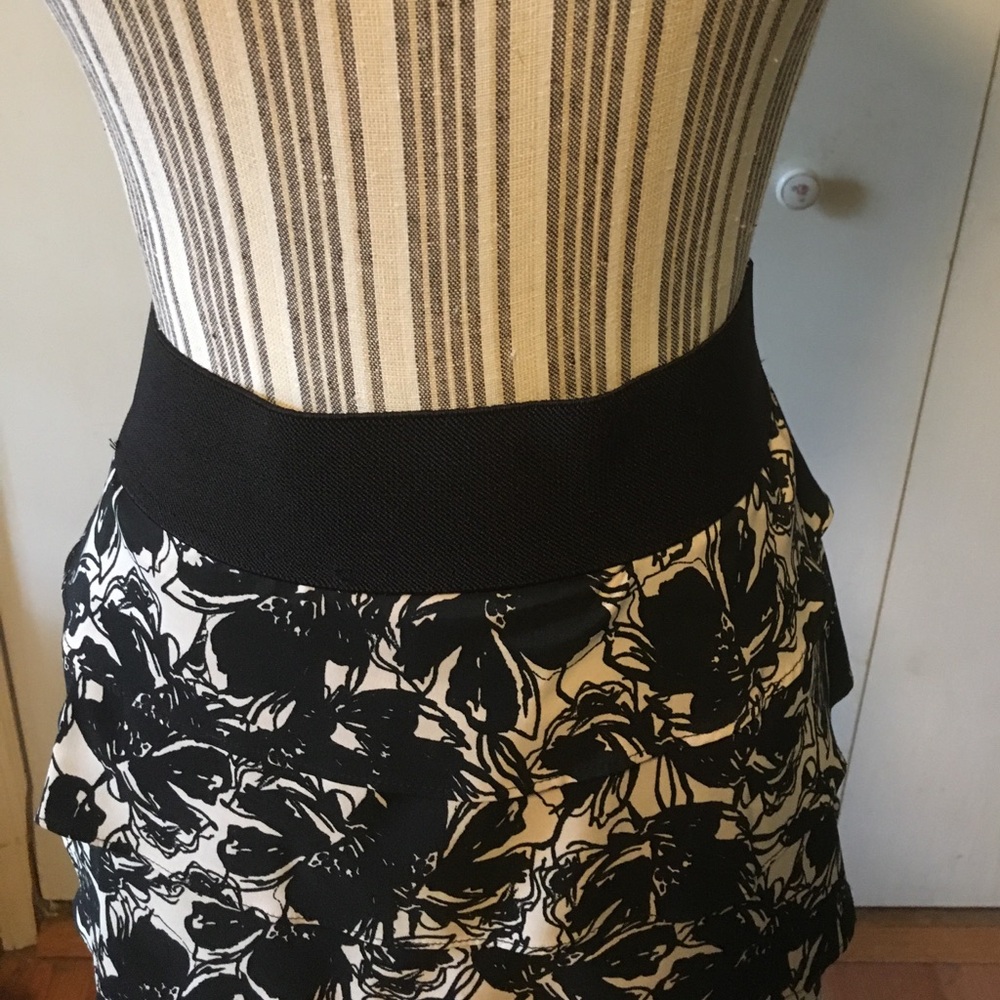 Ruffled skirt - Black and White - Picture 3 of 4